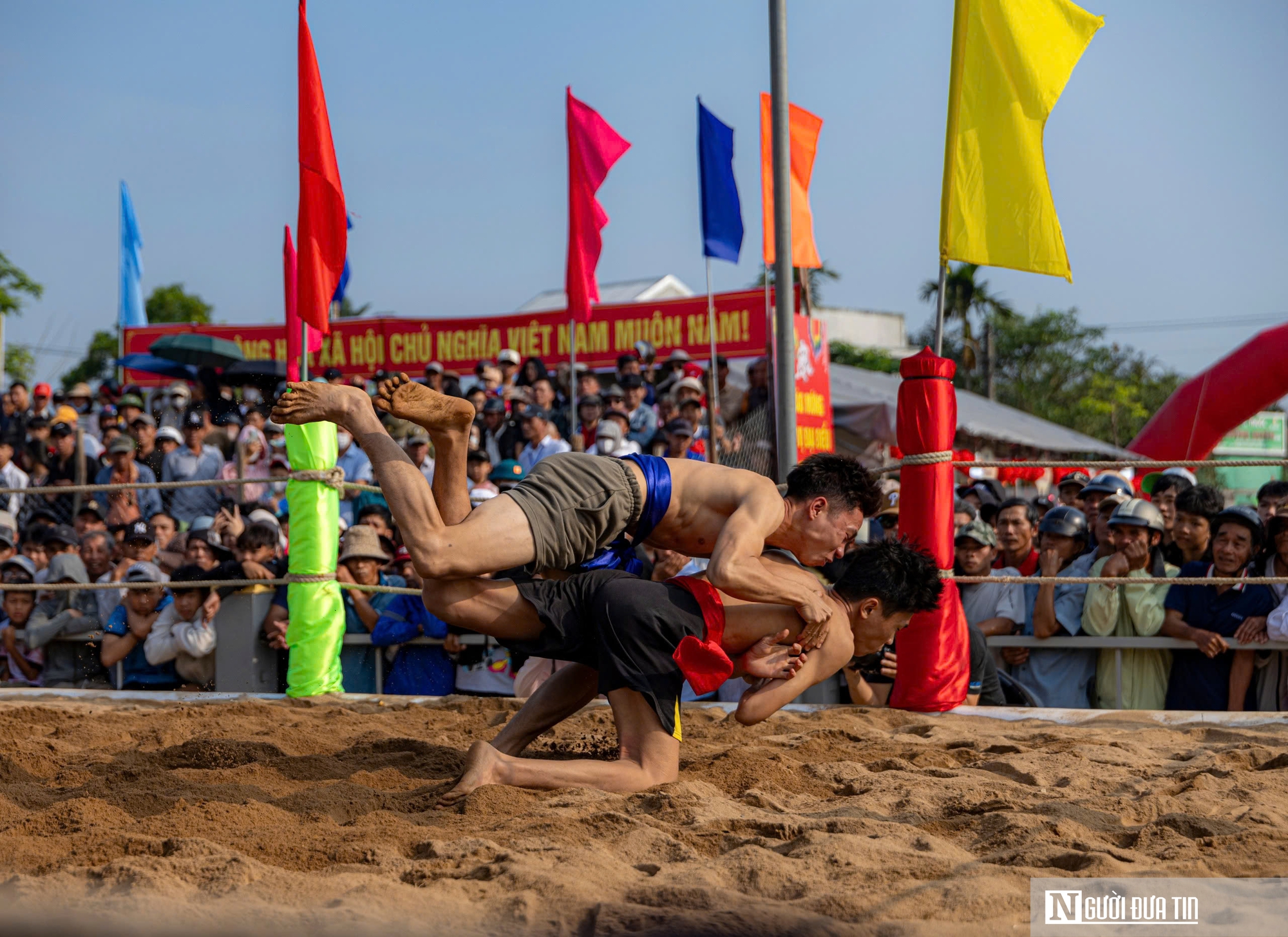 Xem c&aacute;c đ&ocirc; vật nh&iacute; tranh t&agrave;i tại lễ hội vật truyền thống ở Huế- Ảnh 9.