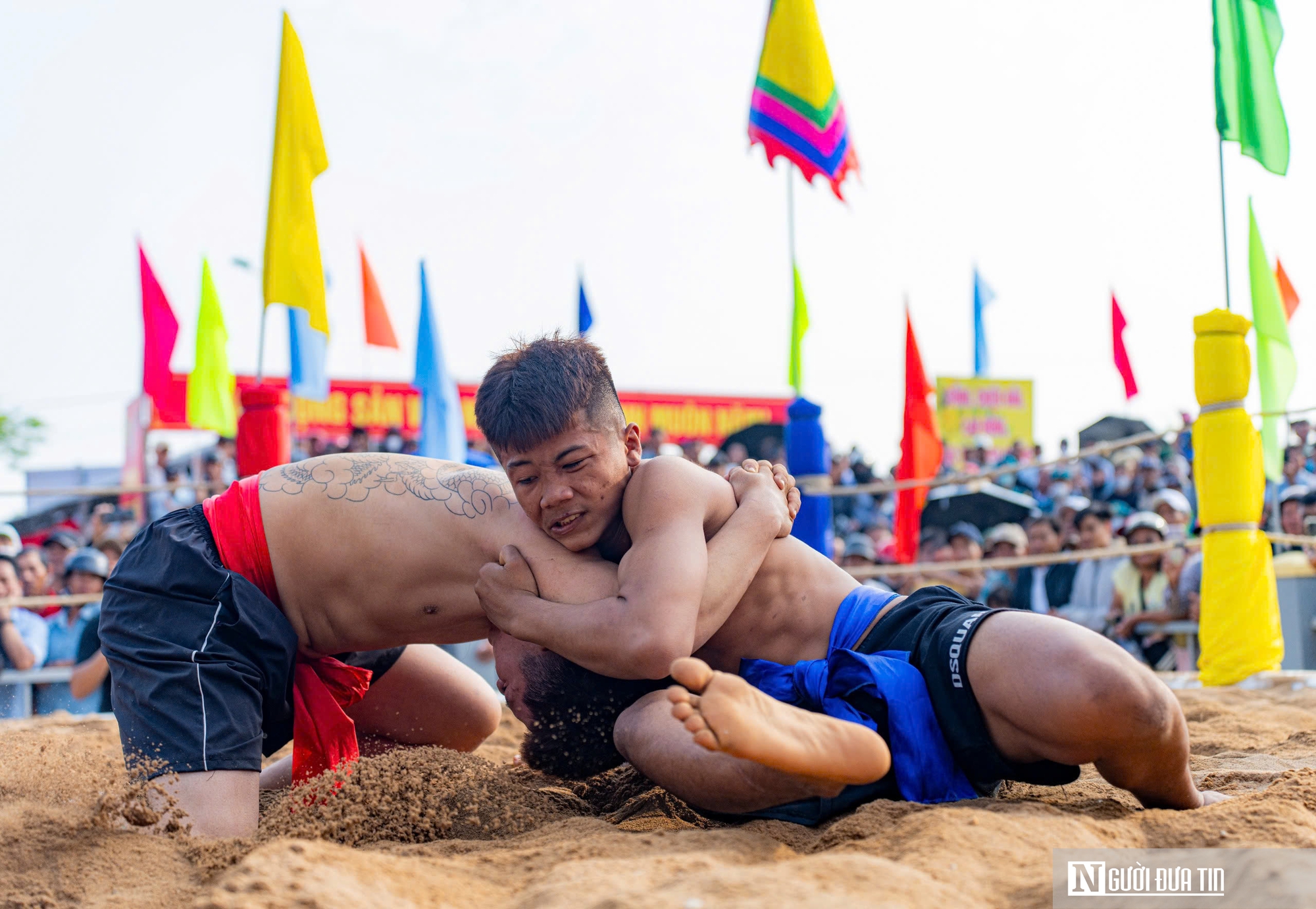 Xem c&aacute;c đ&ocirc; vật nh&iacute; tranh t&agrave;i tại lễ hội vật truyền thống ở Huế- Ảnh 10.