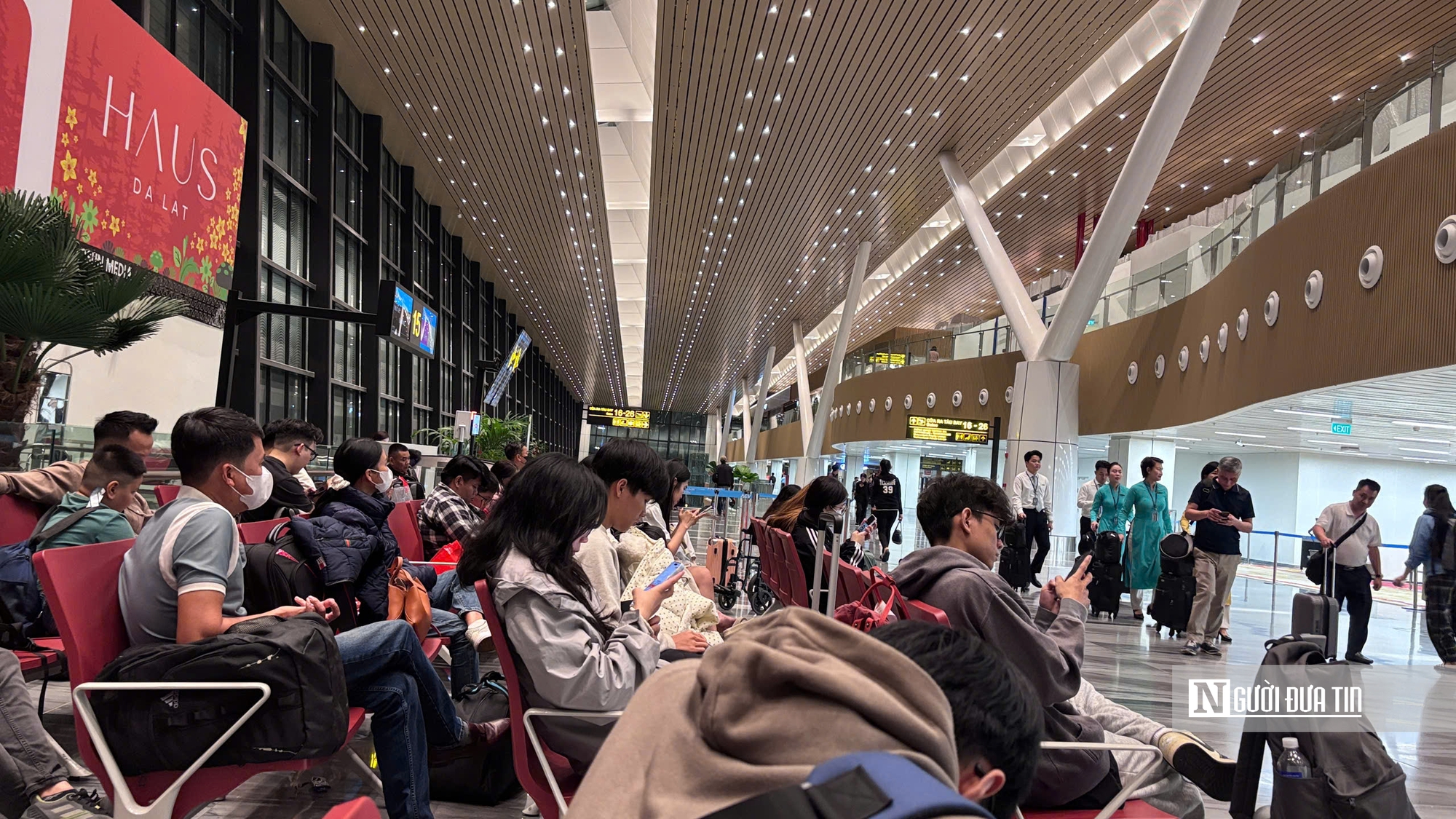 Hơn 1,4 triệu lượt khách qua sân bay, gần 800.000 người đi bến xe: Tp.HCM “gồng mình” dịp Tết vẫn thông suốt- Ảnh 3. Hơn 1,4 triệu lượt khách qua sân bay, gần 800.000 người đi bến xe: Tp.HCM “gồng mình” dịp Tết vẫn thông suốt- Ảnh 3.