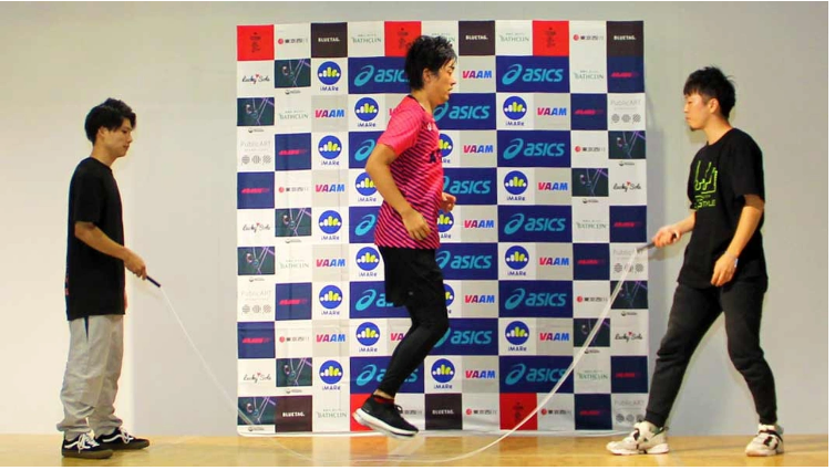 Màn lập kỷ lục Guinness gây choáng của người đàn ông nhảy dây 151.409 lần trong 24 giờ - Ảnh 1.