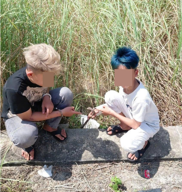 Truy xét nhóm "trộm nhí" đột nhập cơ sở kinh doanh, cạy két sắt trộm tiền rồi vứt xuống sông- Ảnh 2. Truy xét nhóm "trộm nhí" đột nhập cơ sở kinh doanh, cạy két sắt trộm tiền rồi vứt xuống sông- Ảnh 2.