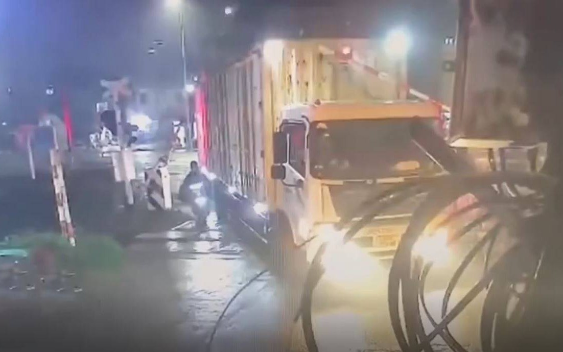 Tai nạn đường sắt nghiêm trọng tại Hà Nội: Xe tải đâm tàu hỏa, một người tử vong