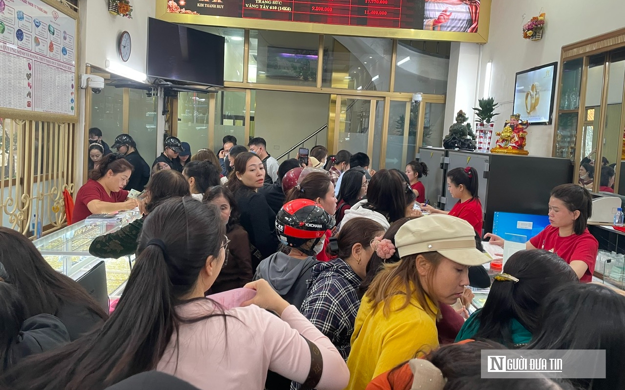 Người dân Nghệ An chen chúc mua vàng ngày vía Thần Tài để lấy may đầu năm