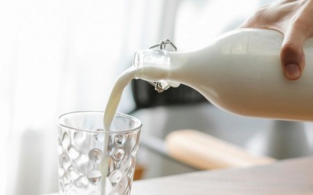 Uống sữa quá hạn 7 tháng, người đàn ông sụt 26,5kg và suy kiệt đường ruột