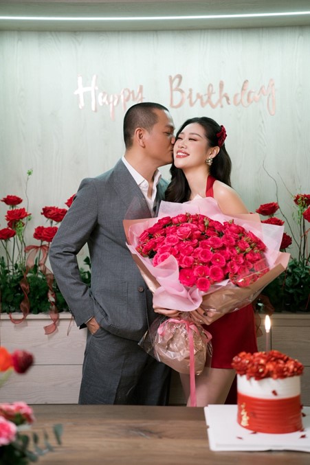 Hoa hậu Khánh Vân bật khóc khi được chồng hơn 17 tuổi làm điều đặc biệt- Ảnh 6.