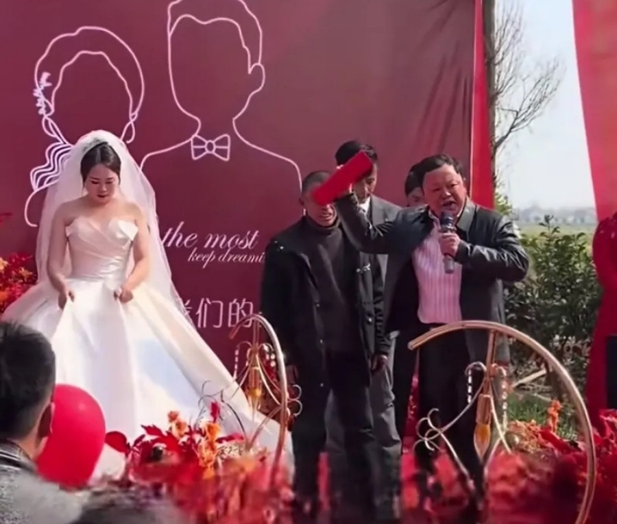 Bất ngờ bị trả lại hơn 700 triệu đồng tiền th&aacute;ch cưới, ch&uacute; rể &ocirc;m mặt bật kh&oacute;c trước c&acirc;u n&oacute;i của bố vợ - Ảnh 2.