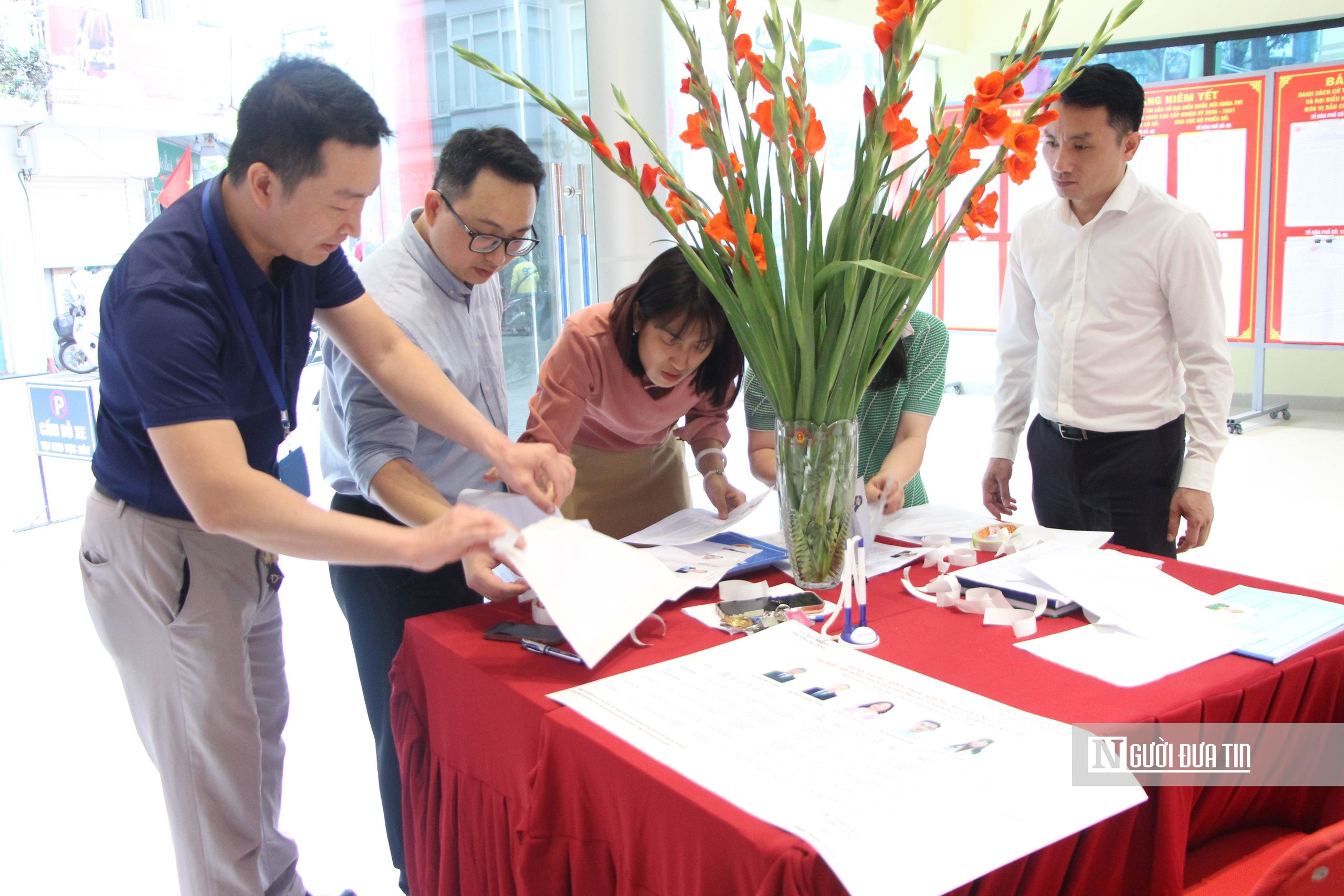 H&agrave; Nội đồng loạt ni&ecirc;m yết danh s&aacute;ch ứng vi&ecirc;n ứng cử đại biểu Quốc hội v&agrave; HĐND c&aacute;c cấp- Ảnh 1.