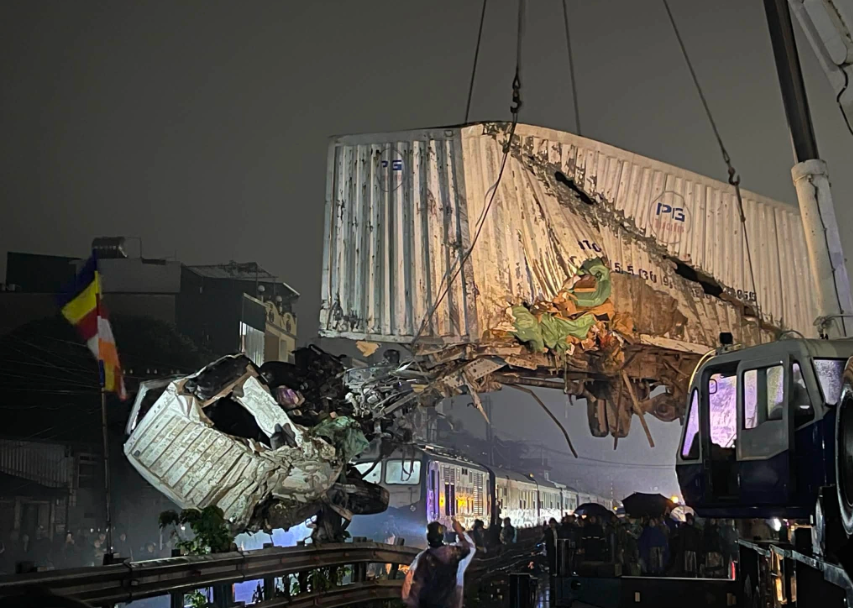 Xe tải chắn ngang đường sắt bị tàu SE3 "vò nát" ở Hà Nội: Tài xế tử vong tại chỗ  - Ảnh 1.