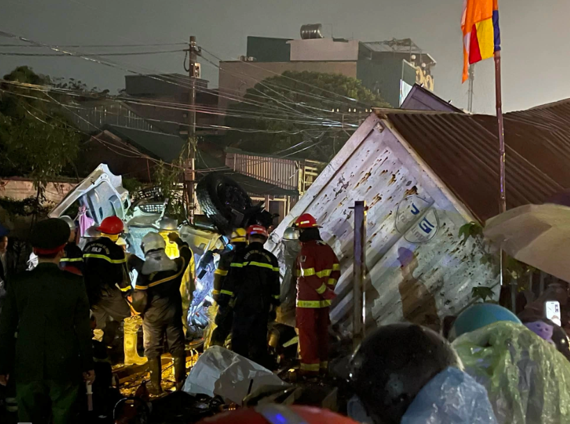 Xe tải chắn ngang đường sắt bị tàu SE3 "vò nát" ở Hà Nội: Tài xế tử vong tại chỗ  - Ảnh 3.