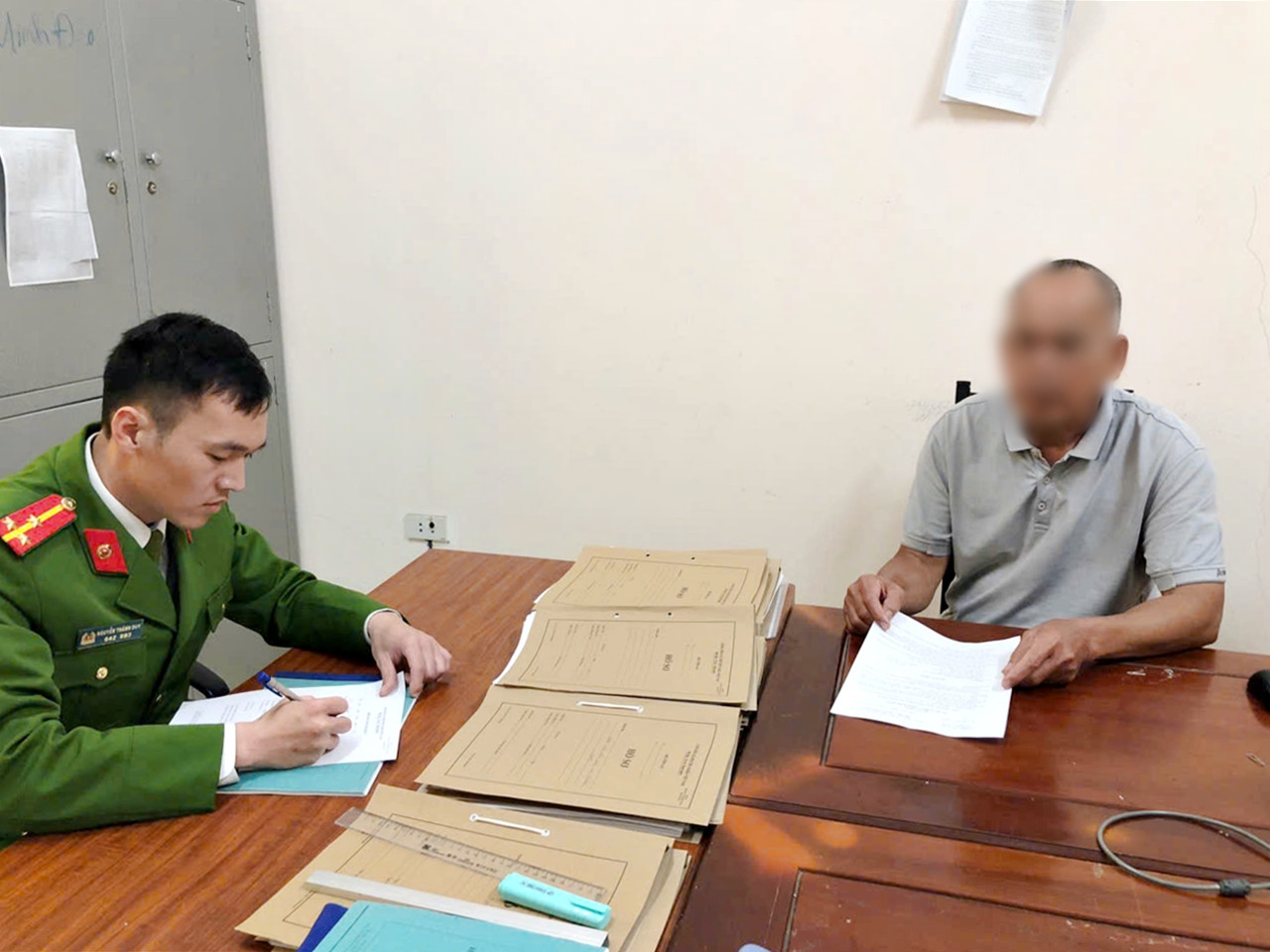 Tự &yacute; "chặt ch&eacute;m" gi&aacute; v&eacute; giữ xe tại lễ hội, 2 người bị phạt hơn 30 triệu đồng- Ảnh 1.