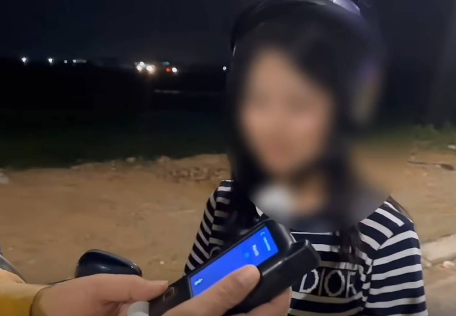 Cô gái vi phạm nồng độ cồn do bị bạn bè “ép” uống một cốc bia mới cho về- Ảnh 2.