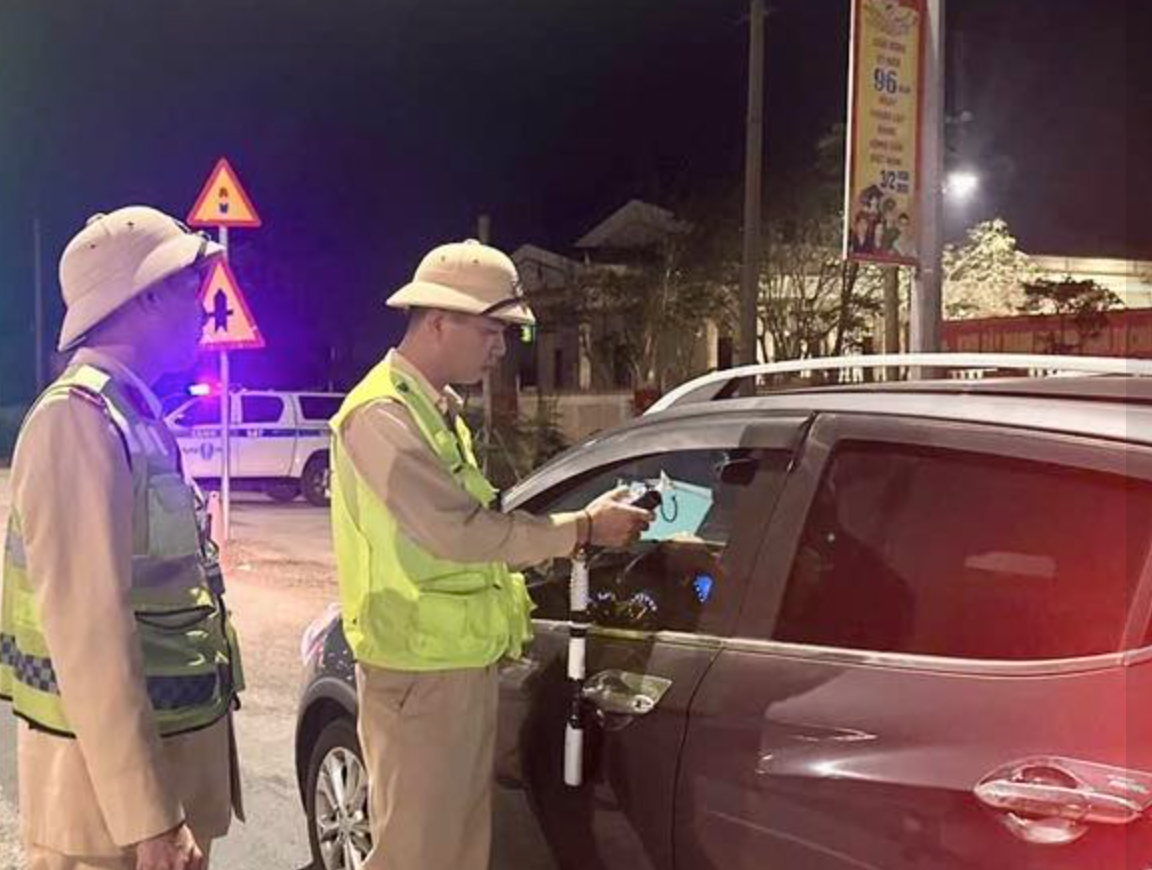 Cô gái vi phạm nồng độ cồn do bị bạn bè “ép” uống một cốc bia mới cho về- Ảnh 3.