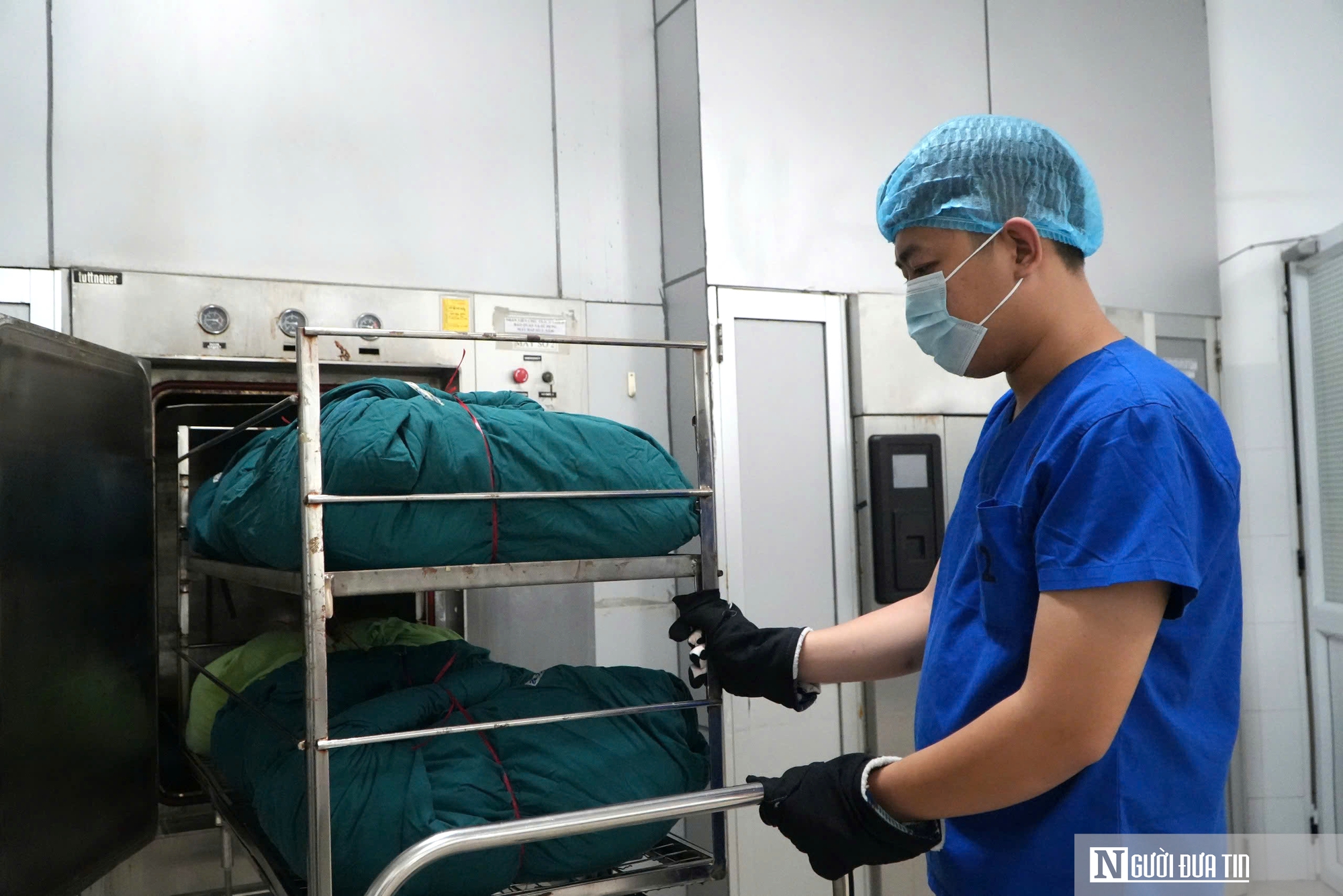 Những "lá chắn" thầm lặng phía sau ánh đèn phòng mổ- Ảnh 1.