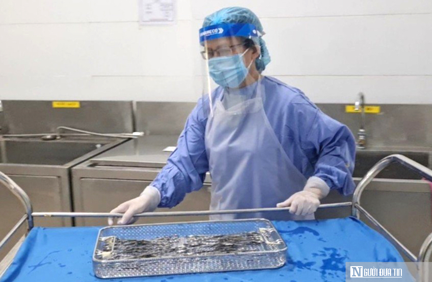 Những "lá chắn" thầm lặng phía sau ánh đèn phòng mổ- Ảnh 2.