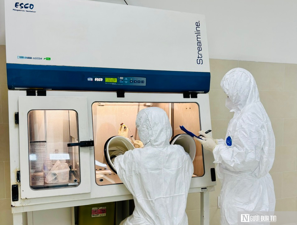 Những "lá chắn" thầm lặng phía sau ánh đèn phòng mổ- Ảnh 4.