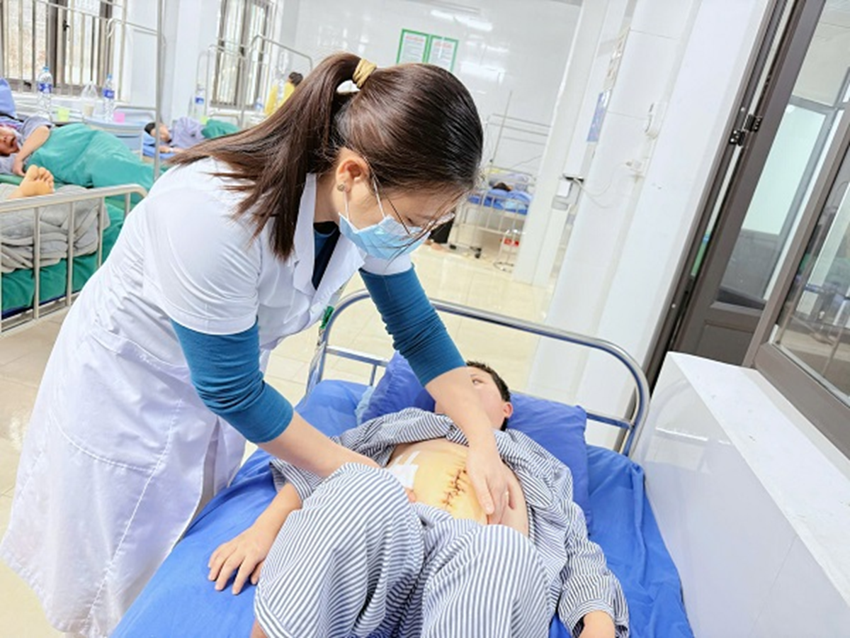 Cô gái 26 tuổi đau bụng dữ dội, bác sĩ sốc gắp ra thứ "đáng sợ" bên trong - Ảnh 1.