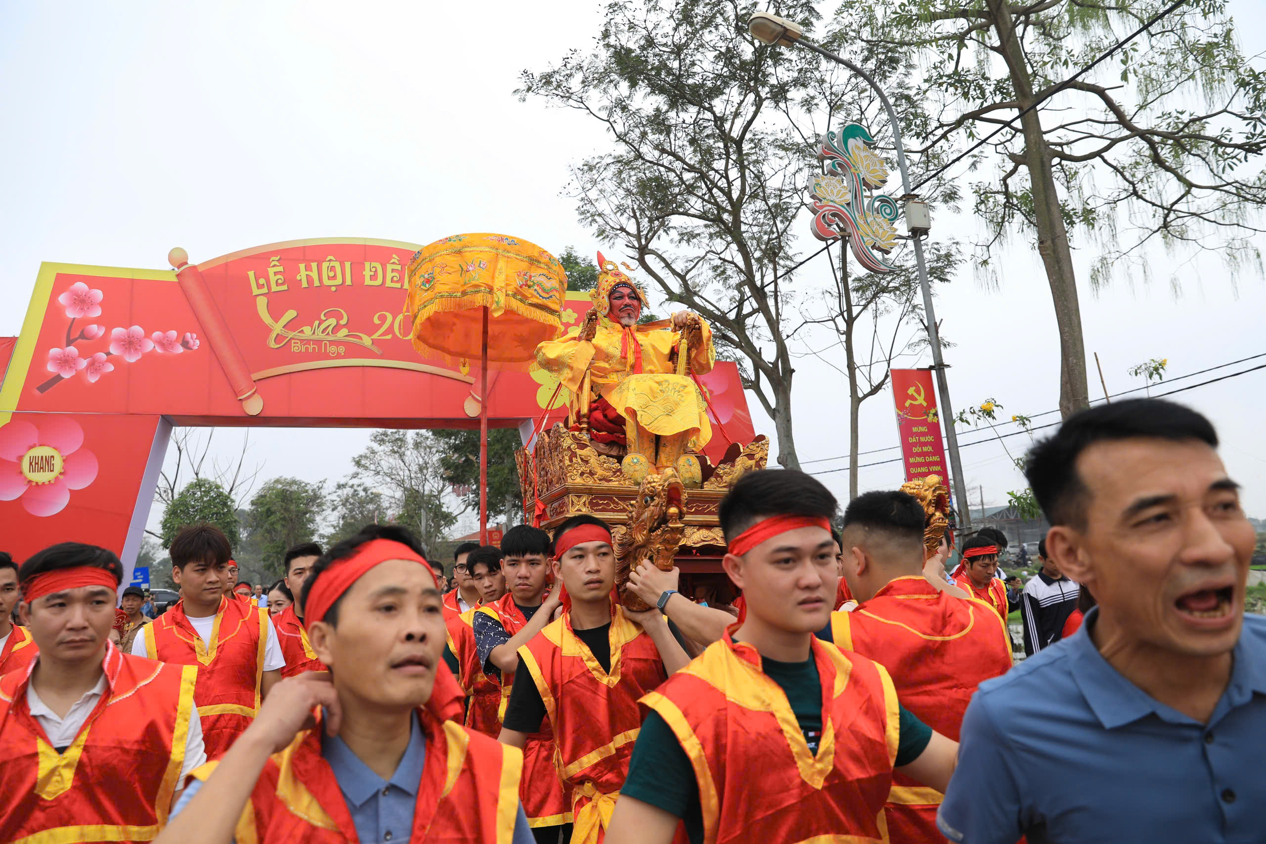 Độc đáo nghi lễ rước “vua, chúa sống” tại lễ hội Đền Sái- Ảnh 7.