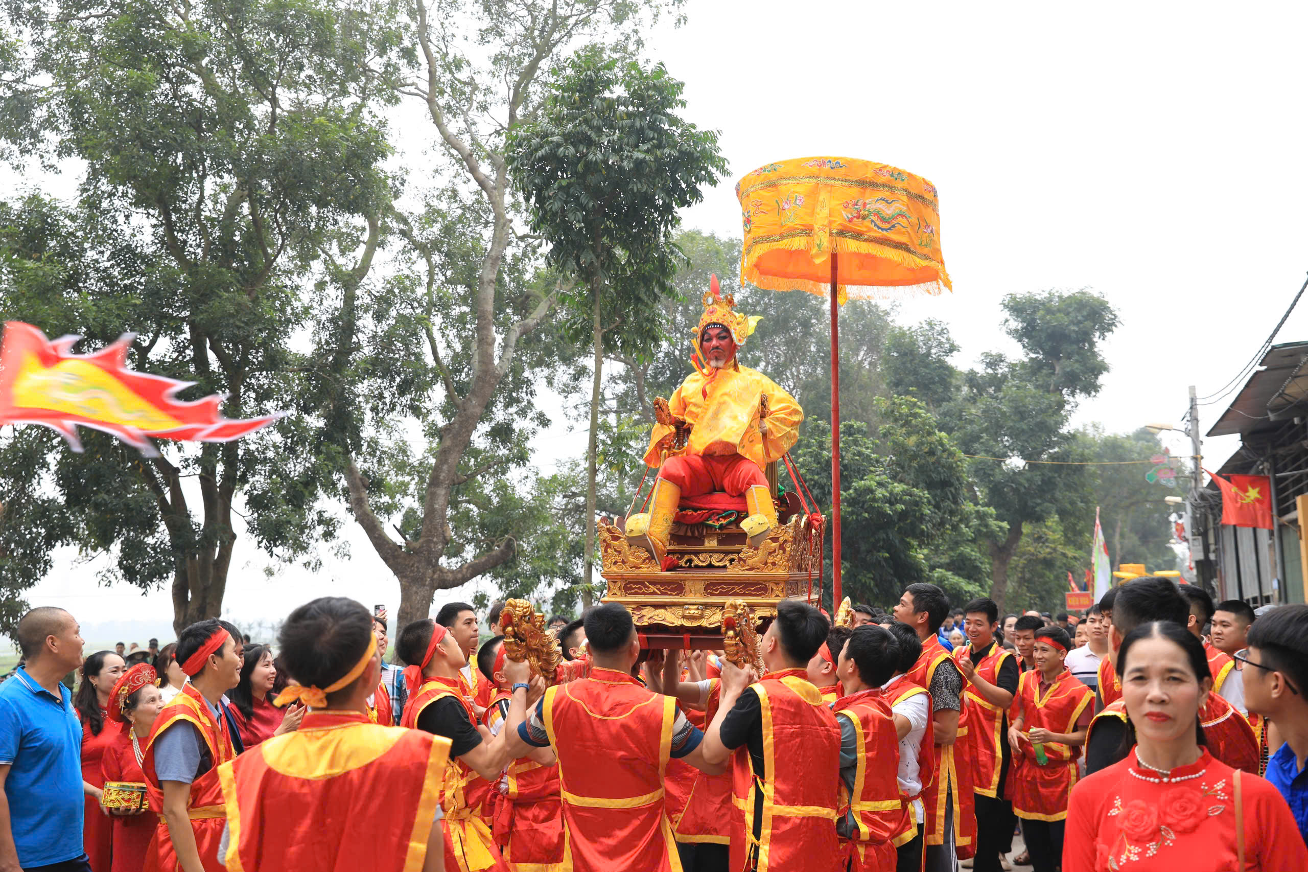 Độc đáo nghi lễ rước “vua, chúa sống” tại lễ hội Đền Sái- Ảnh 11.