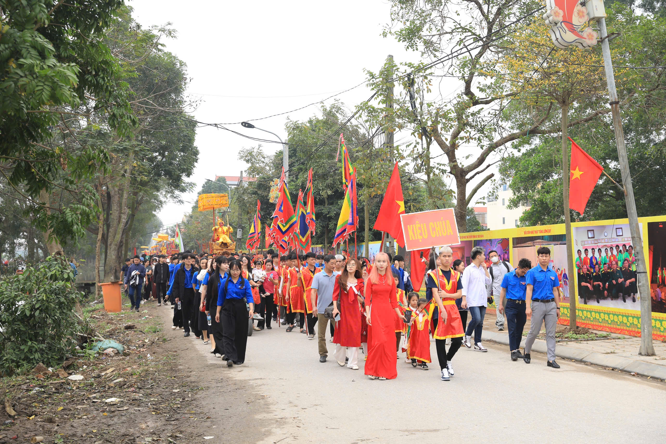 Độc đáo nghi lễ rước “vua, chúa sống” tại lễ hội Đền Sái- Ảnh 2.