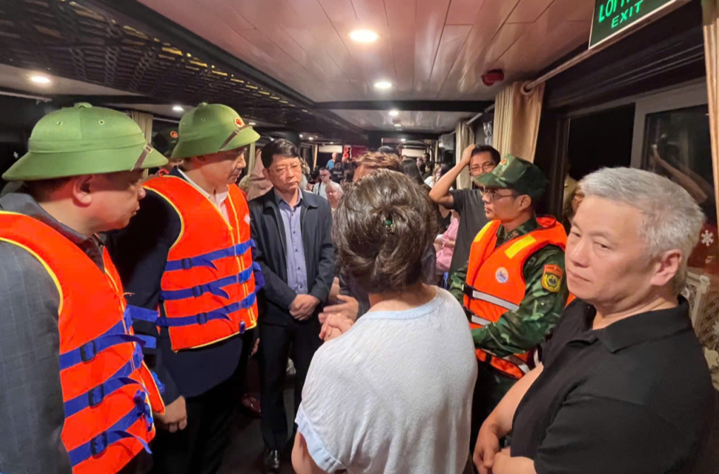 Tàu du lịch chở 41 người bốc cháy trên Vịnh Hạ Long - Ảnh 2.