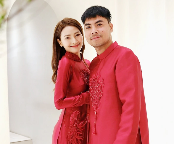 Tiền vệ Đức Huy v&agrave; MC M&ugrave; Tạt VTV hạnh ph&uacute;c ngập tr&agrave;n trong lễ ăn hỏi - Ảnh 7.