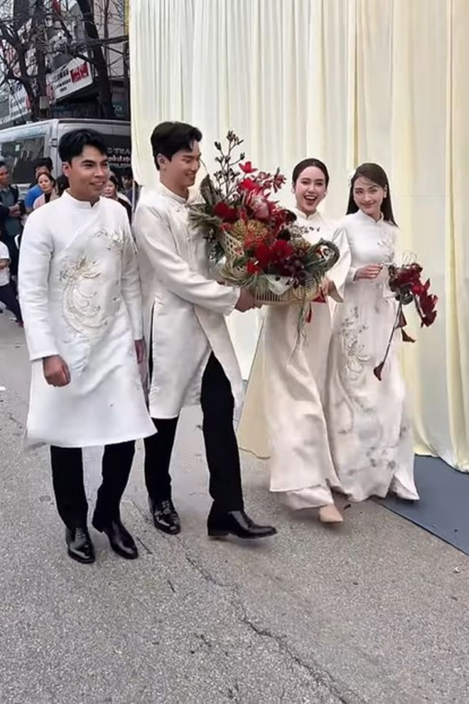 Tiền vệ Đức Huy và MC Mù Tạt VTV hạnh phúc ngập tràn trong lễ ăn hỏi - Ảnh 1.