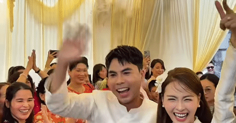 Tiền vệ Đức Huy v&agrave; MC M&ugrave; Tạt VTV hạnh ph&uacute;c ngập tr&agrave;n trong lễ ăn hỏi - Ảnh 2.