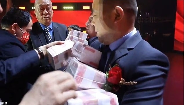 Sếp rải tiền thưởng kín bàn, nhân viên lấy bao nhiêu tùy thích - Ảnh 2.