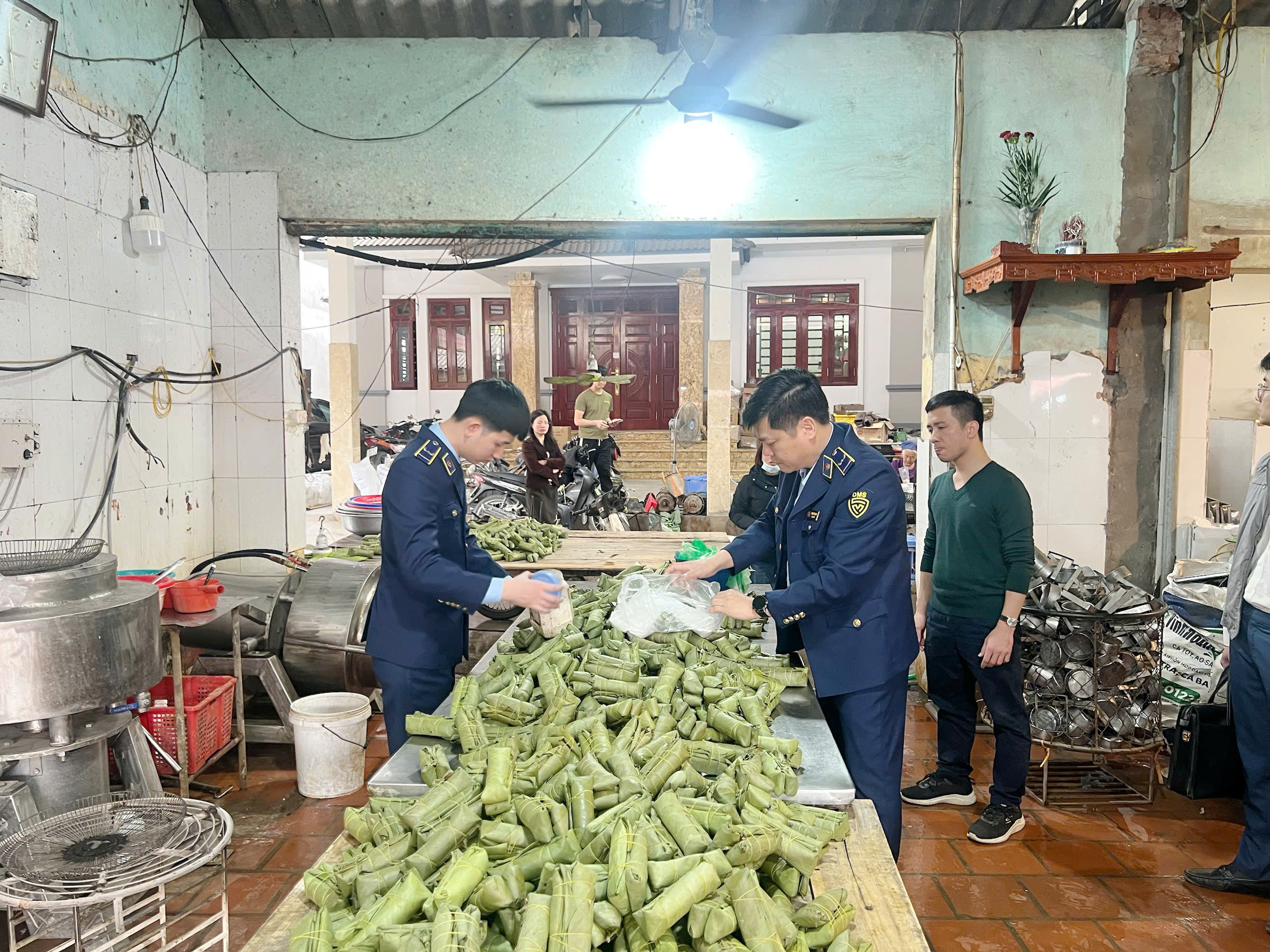 Phát hiện cơ sở giò chả sử dụng hàn the, chủ cơ sở bị khởi tố, thực phẩm vi phạm chất đống - Ảnh 1.