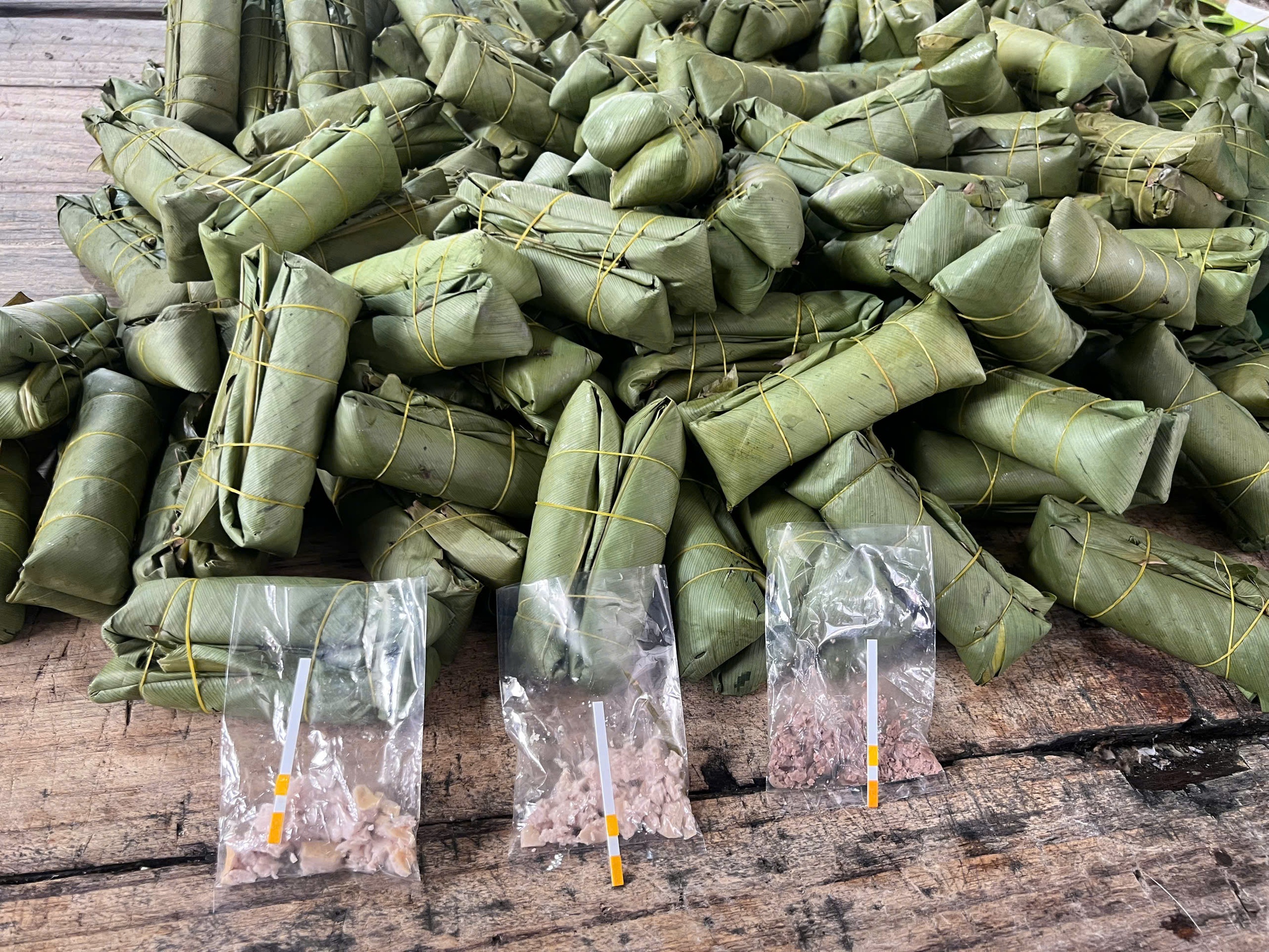 Phát hiện cơ sở giò chả sử dụng hàn the, chủ cơ sở bị khởi tố, thực phẩm vi phạm chất đống - Ảnh 2.