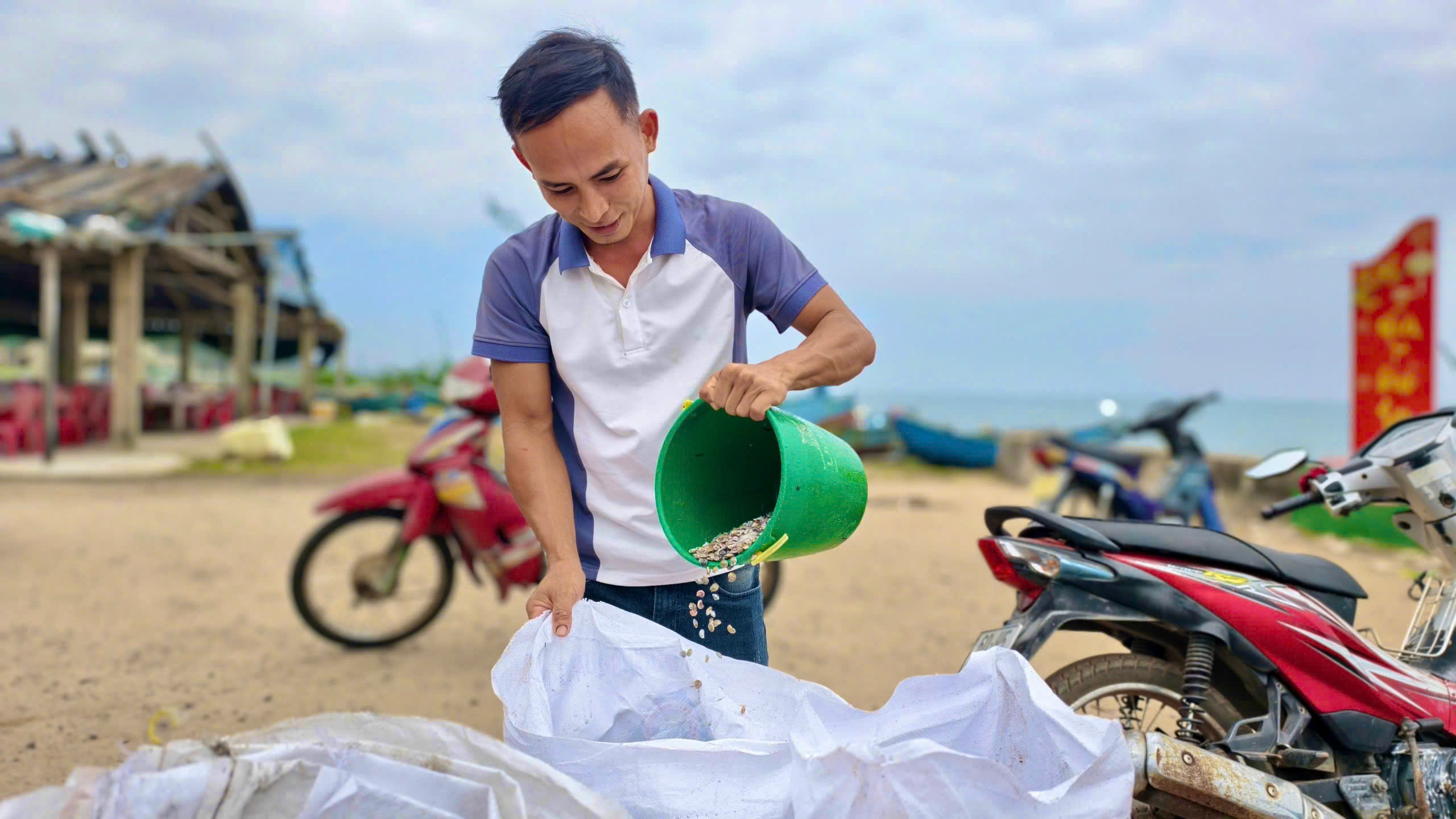 Ra khơi khai thác ốc gạo từ 2 giờ sáng, ngư dân "đút túi" tiền triệu mỗi chuyến- Ảnh 6.