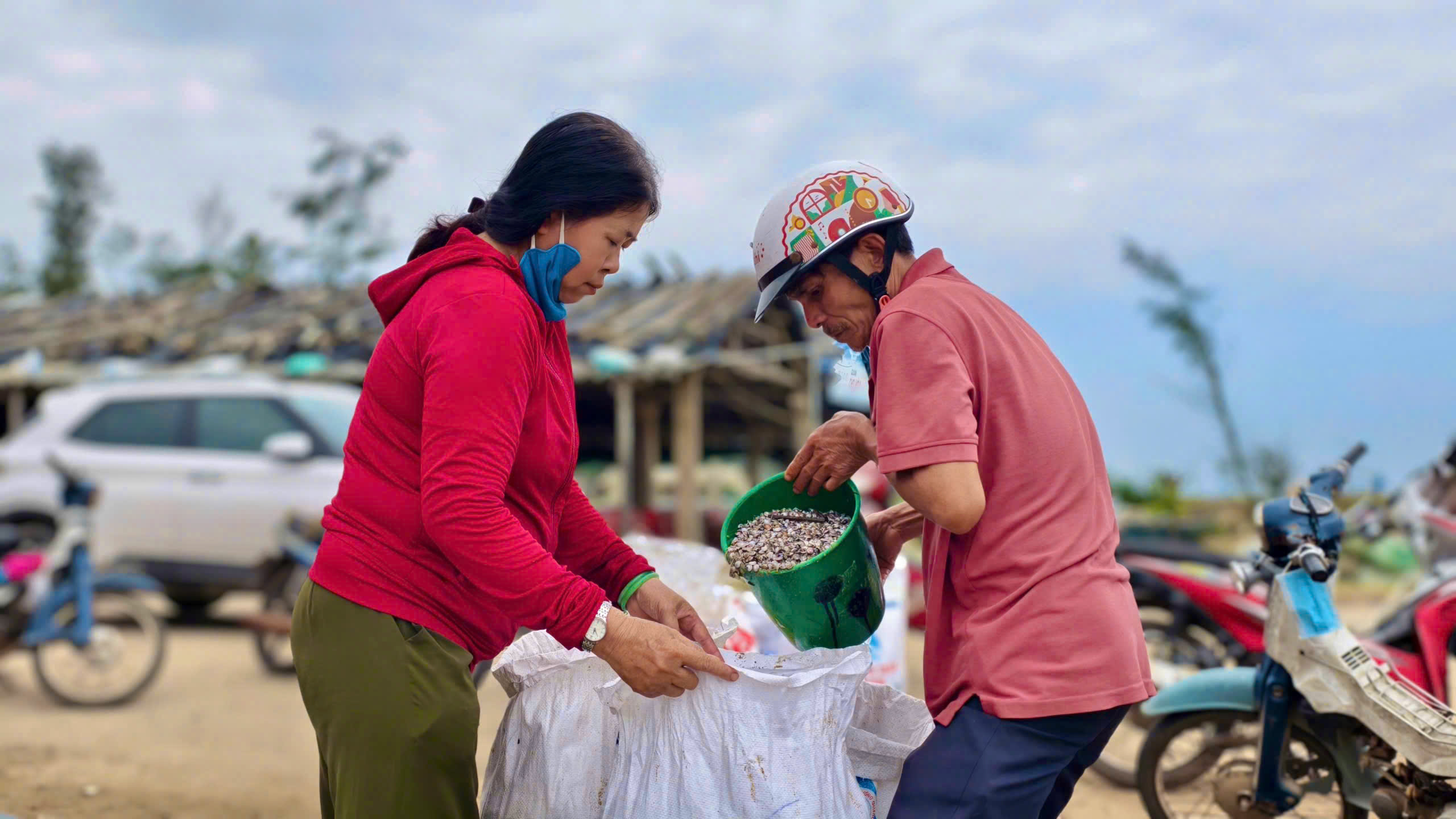Ra khơi khai thác ốc gạo từ 2 giờ sáng, ngư dân "đút túi" tiền triệu mỗi chuyến- Ảnh 4.