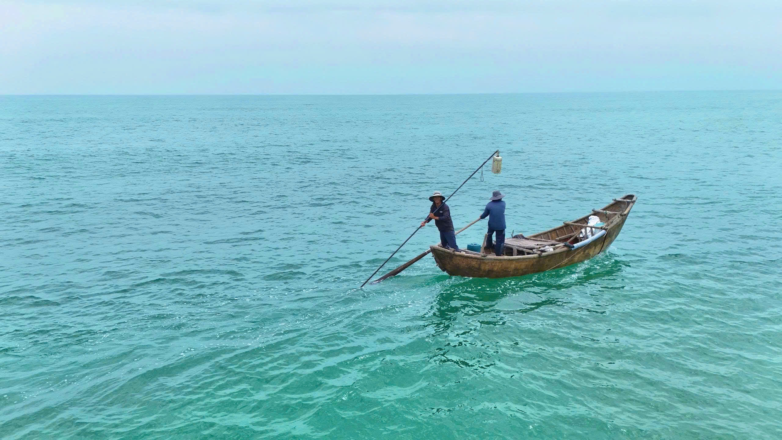 Ra khơi khai thác ốc gạo từ 2 giờ sáng, ngư dân "đút túi" tiền triệu mỗi chuyến- Ảnh 1.