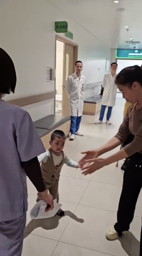 Em b&eacute; ở Th&aacute;i Nguy&ecirc;n sống thực vật sau đuối nước "hồi sinh" kỳ diệu- Ảnh 1.