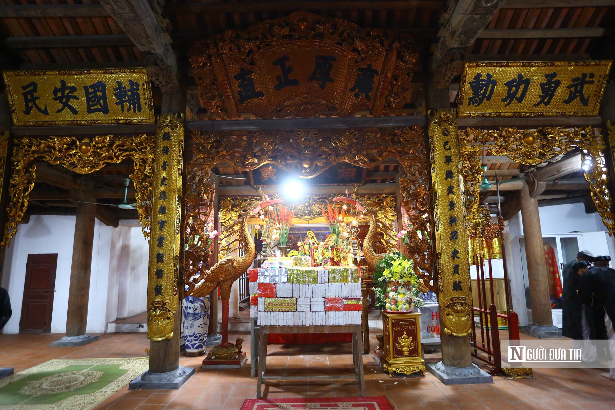 H&agrave;ng trăm người d&acirc;n H&agrave; Nội đổ x&ocirc; đi xin lửa "lấy đỏ" đầu năm- Ảnh 1.