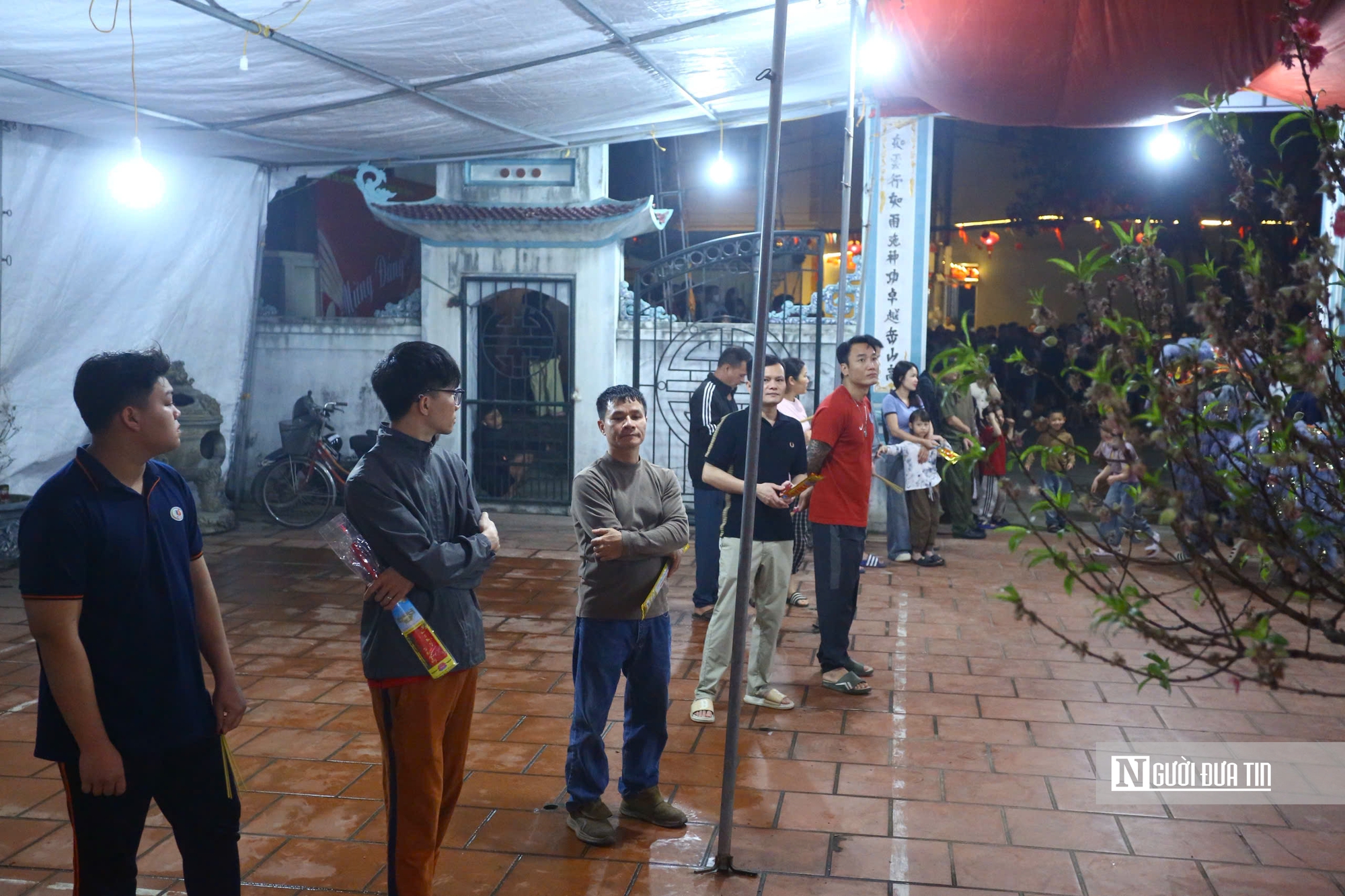 H&agrave;ng trăm người d&acirc;n H&agrave; Nội đổ x&ocirc; đi xin lửa "lấy đỏ" đầu năm- Ảnh 2.