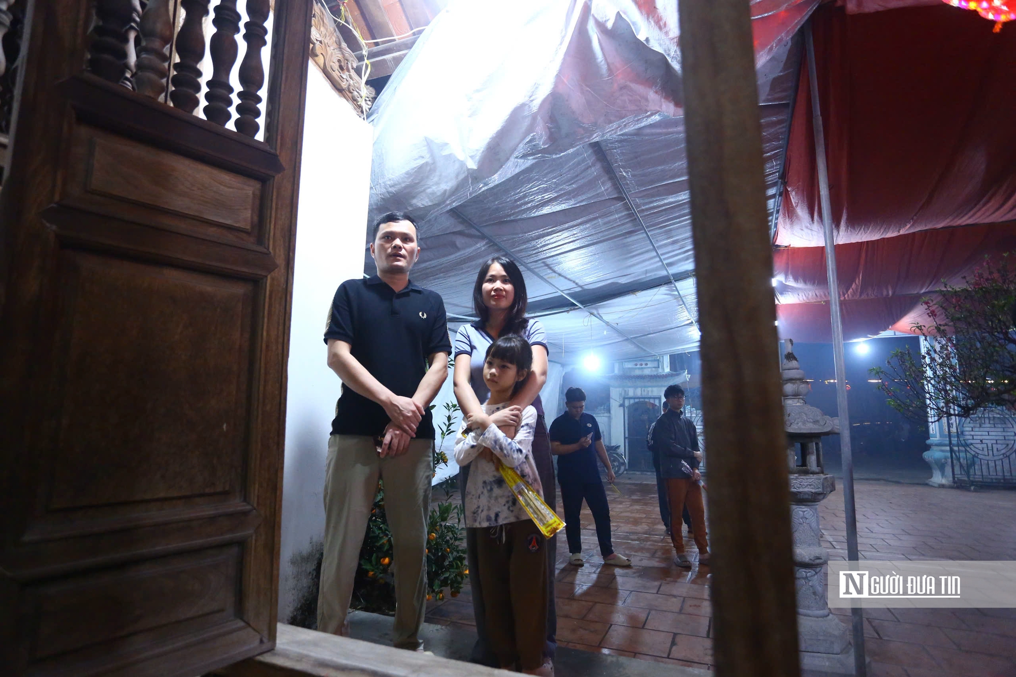 H&agrave;ng trăm người d&acirc;n H&agrave; Nội đổ x&ocirc; đi xin lửa "lấy đỏ" đầu năm- Ảnh 3.