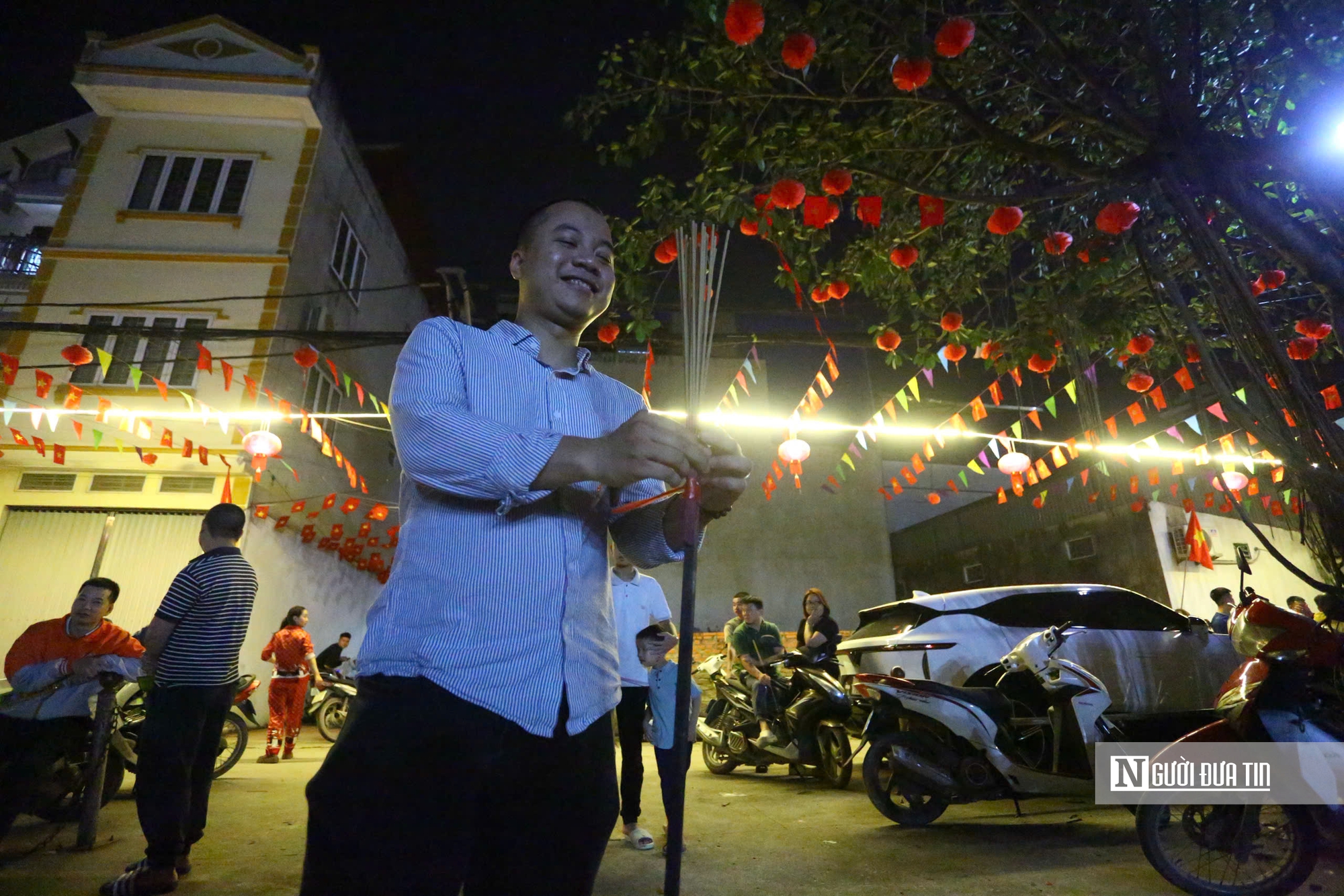 H&agrave;ng trăm người d&acirc;n H&agrave; Nội đổ x&ocirc; đi xin lửa "lấy đỏ" đầu năm- Ảnh 4.