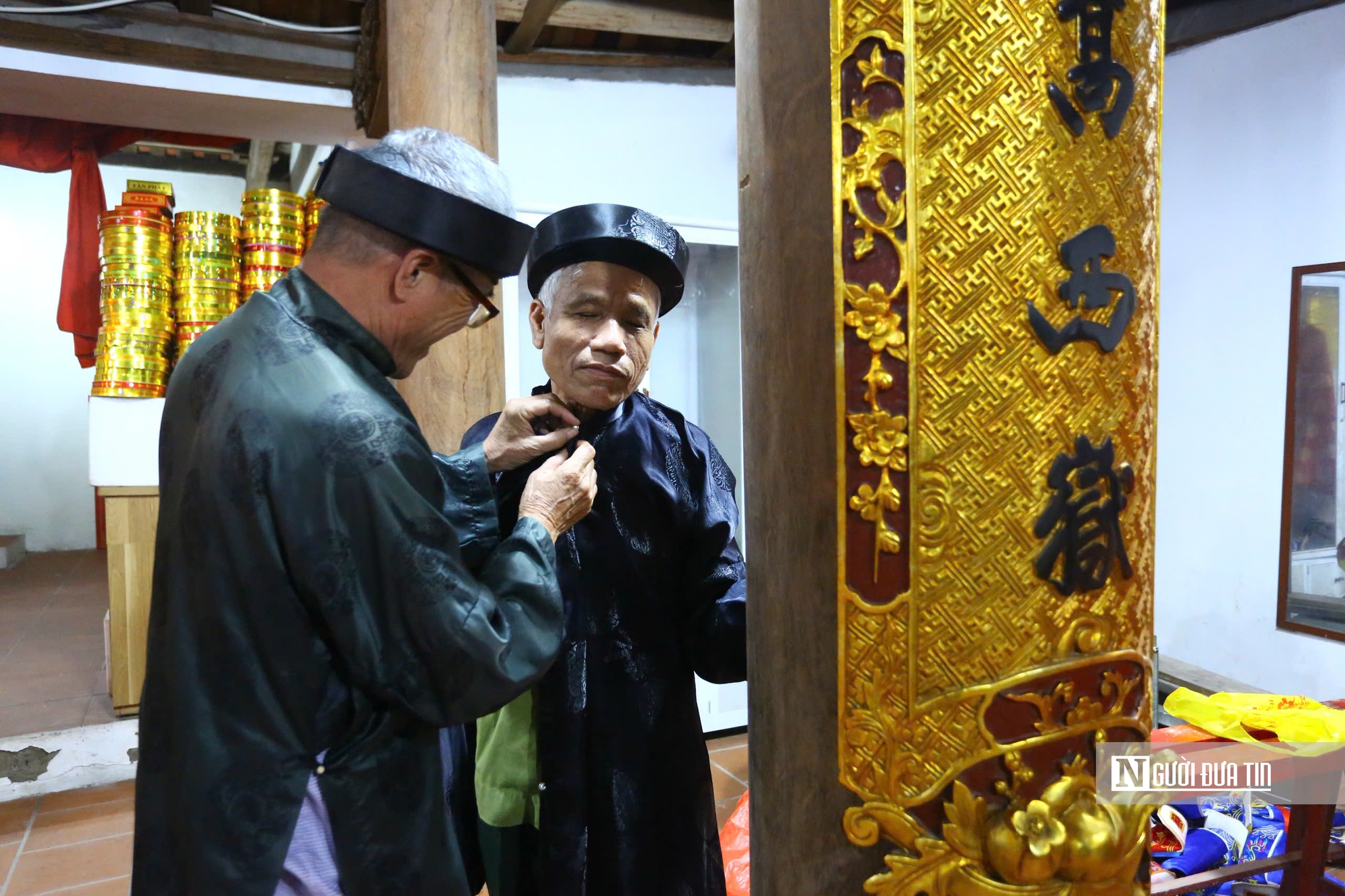 H&agrave;ng trăm người d&acirc;n H&agrave; Nội đổ x&ocirc; đi xin lửa "lấy đỏ" đầu năm- Ảnh 5.