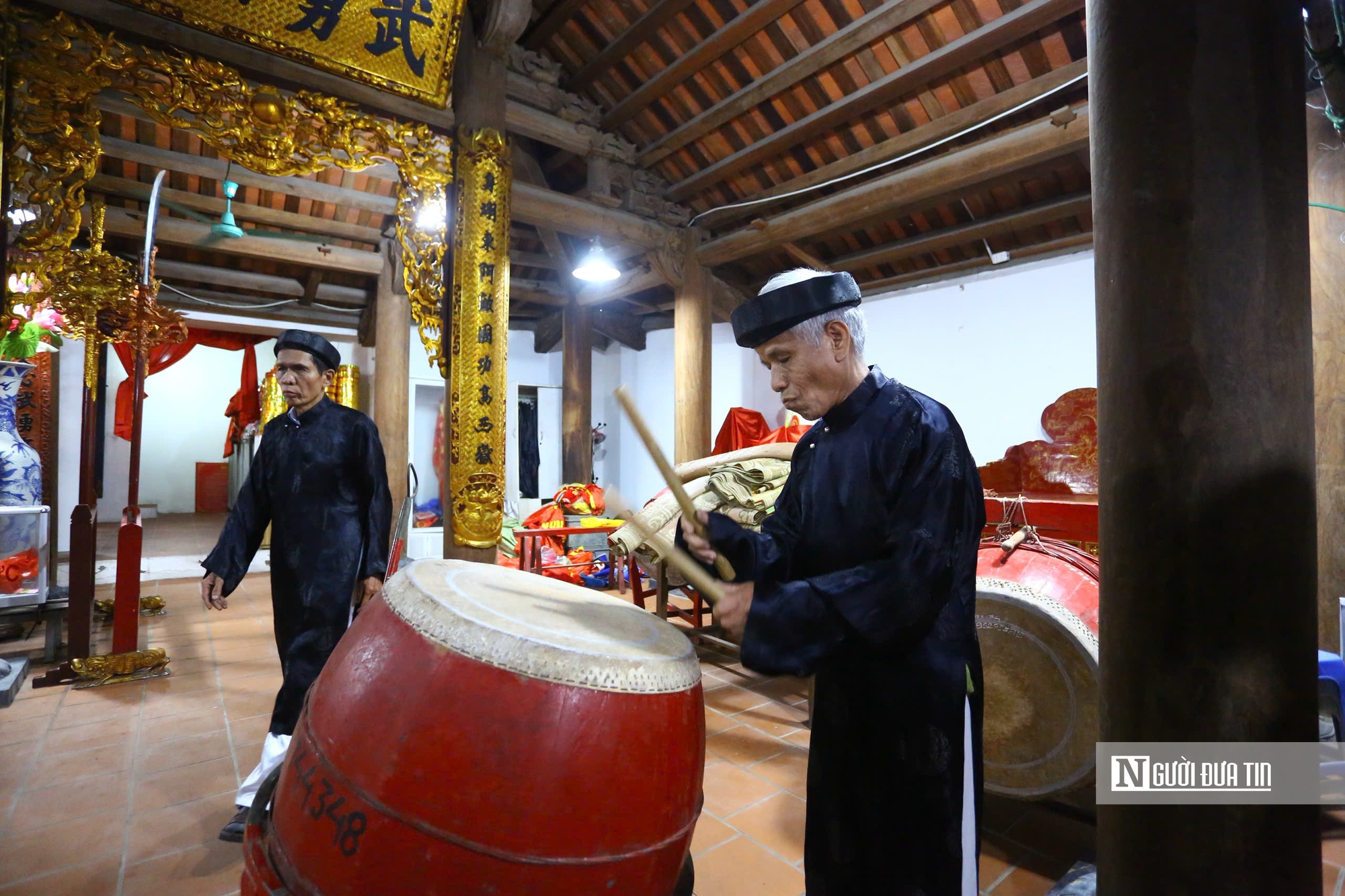 H&agrave;ng trăm người d&acirc;n H&agrave; Nội đổ x&ocirc; đi xin lửa "lấy đỏ" đầu năm- Ảnh 7.
