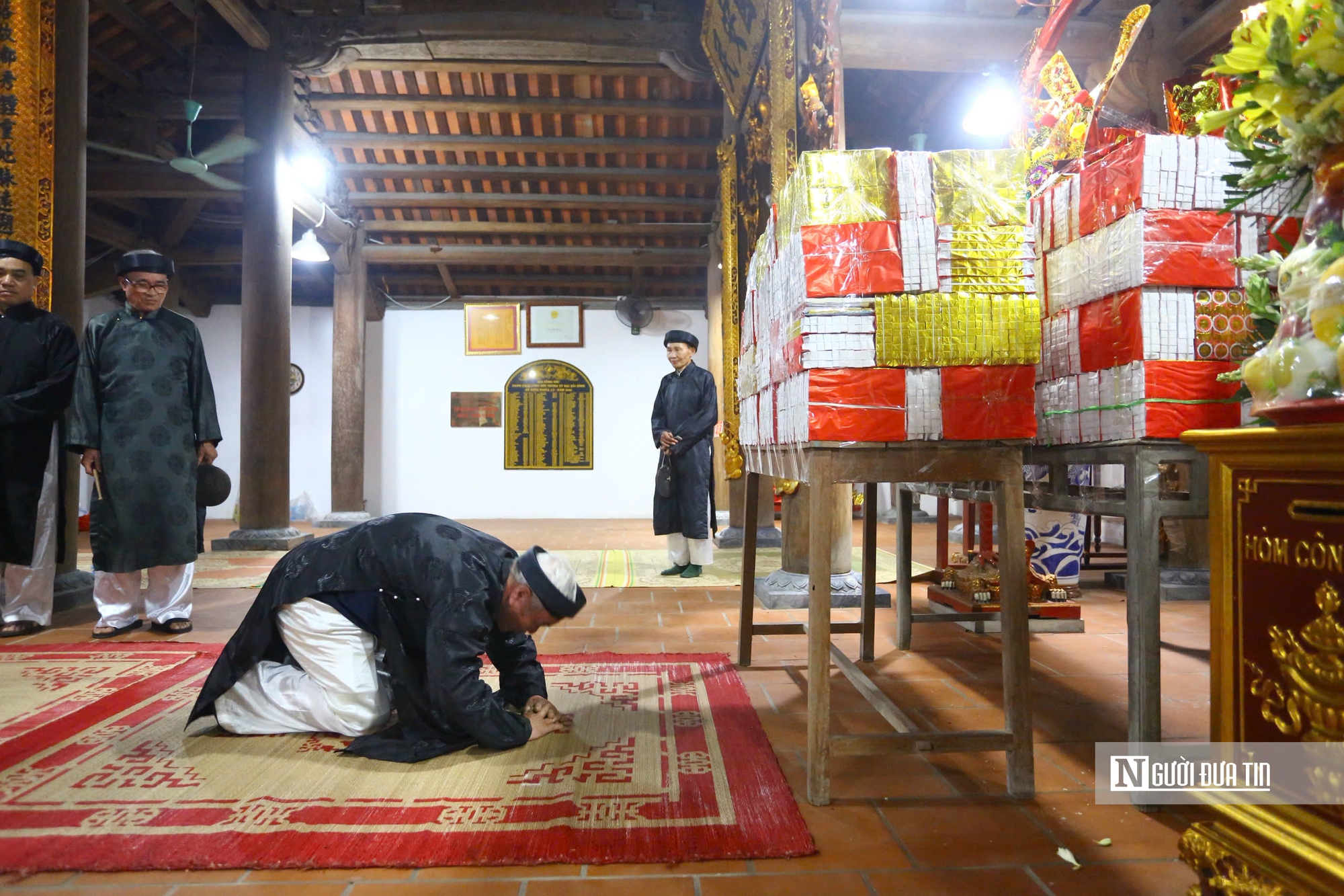 H&agrave;ng trăm người d&acirc;n H&agrave; Nội đổ x&ocirc; đi xin lửa "lấy đỏ" đầu năm- Ảnh 8.