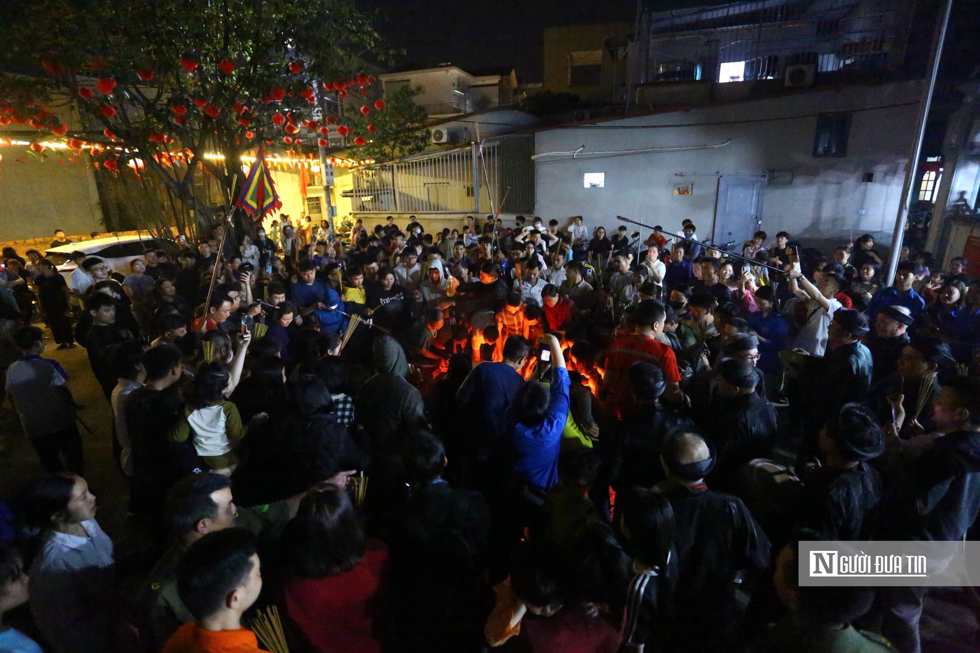 H&agrave;ng trăm người d&acirc;n H&agrave; Nội đổ x&ocirc; đi xin lửa "lấy đỏ" đầu năm- Ảnh 9.