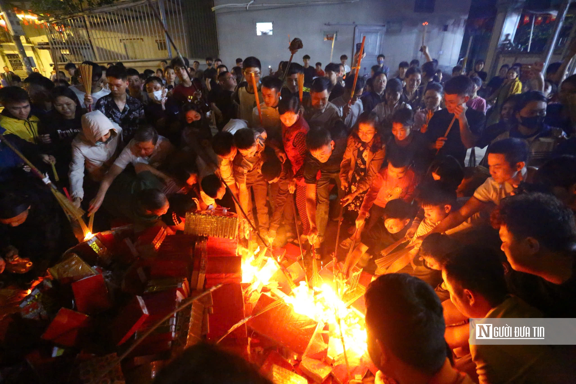 H&agrave;ng trăm người d&acirc;n H&agrave; Nội đổ x&ocirc; đi xin lửa "lấy đỏ" đầu năm- Ảnh 10.