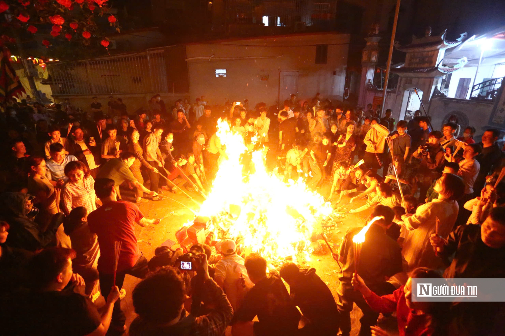 H&agrave;ng trăm người d&acirc;n H&agrave; Nội đổ x&ocirc; đi xin lửa "lấy đỏ" đầu năm- Ảnh 11.