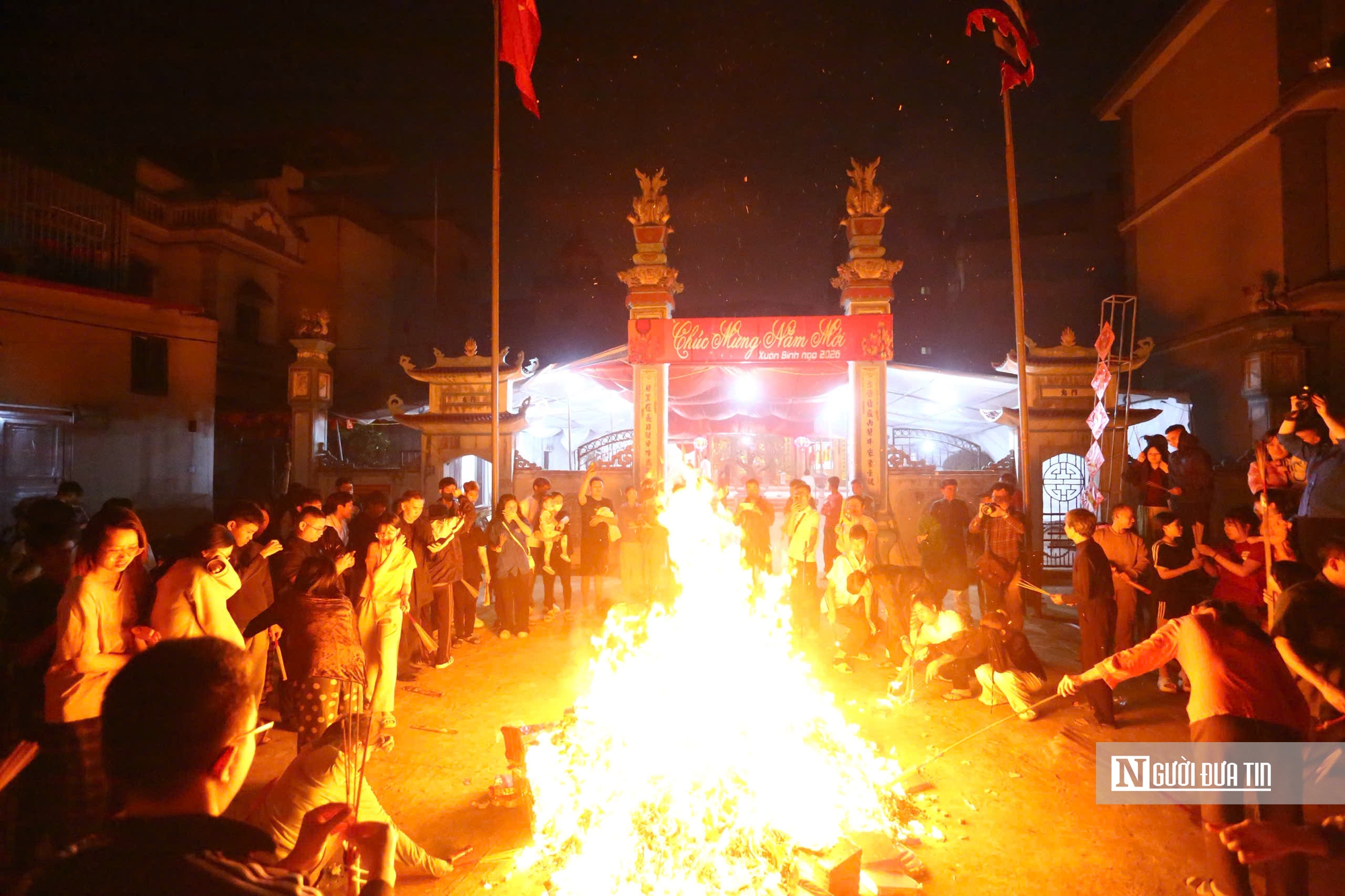 H&agrave;ng trăm người d&acirc;n H&agrave; Nội đổ x&ocirc; đi xin lửa "lấy đỏ" đầu năm- Ảnh 13.