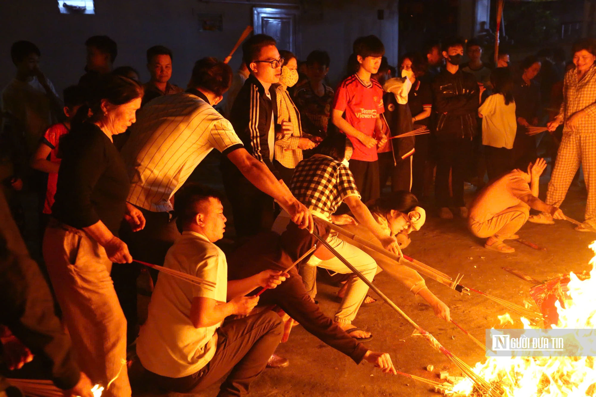 H&agrave;ng trăm người d&acirc;n H&agrave; Nội đổ x&ocirc; đi xin lửa "lấy đỏ" đầu năm- Ảnh 14.