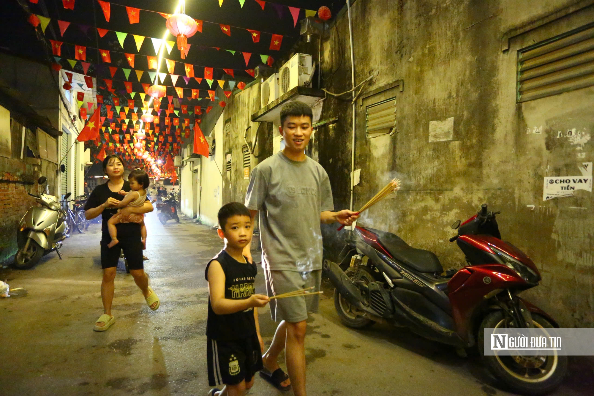 H&agrave;ng trăm người d&acirc;n H&agrave; Nội đổ x&ocirc; đi xin lửa "lấy đỏ" đầu năm- Ảnh 15.