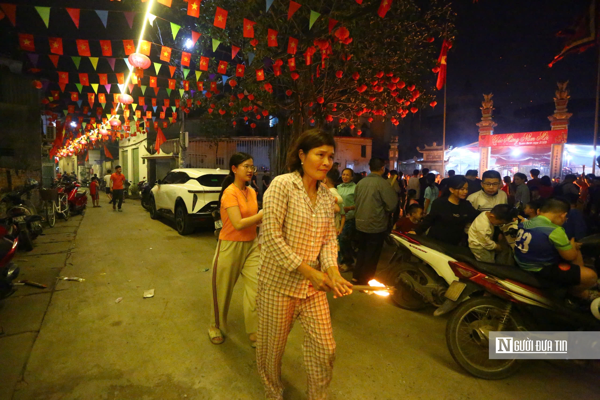 H&agrave;ng trăm người d&acirc;n H&agrave; Nội đổ x&ocirc; đi xin lửa "lấy đỏ" đầu năm- Ảnh 16.