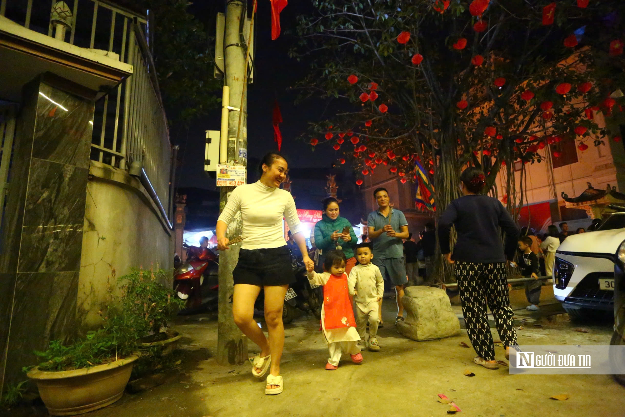 H&agrave;ng trăm người d&acirc;n H&agrave; Nội đổ x&ocirc; đi xin lửa "lấy đỏ" đầu năm- Ảnh 18.