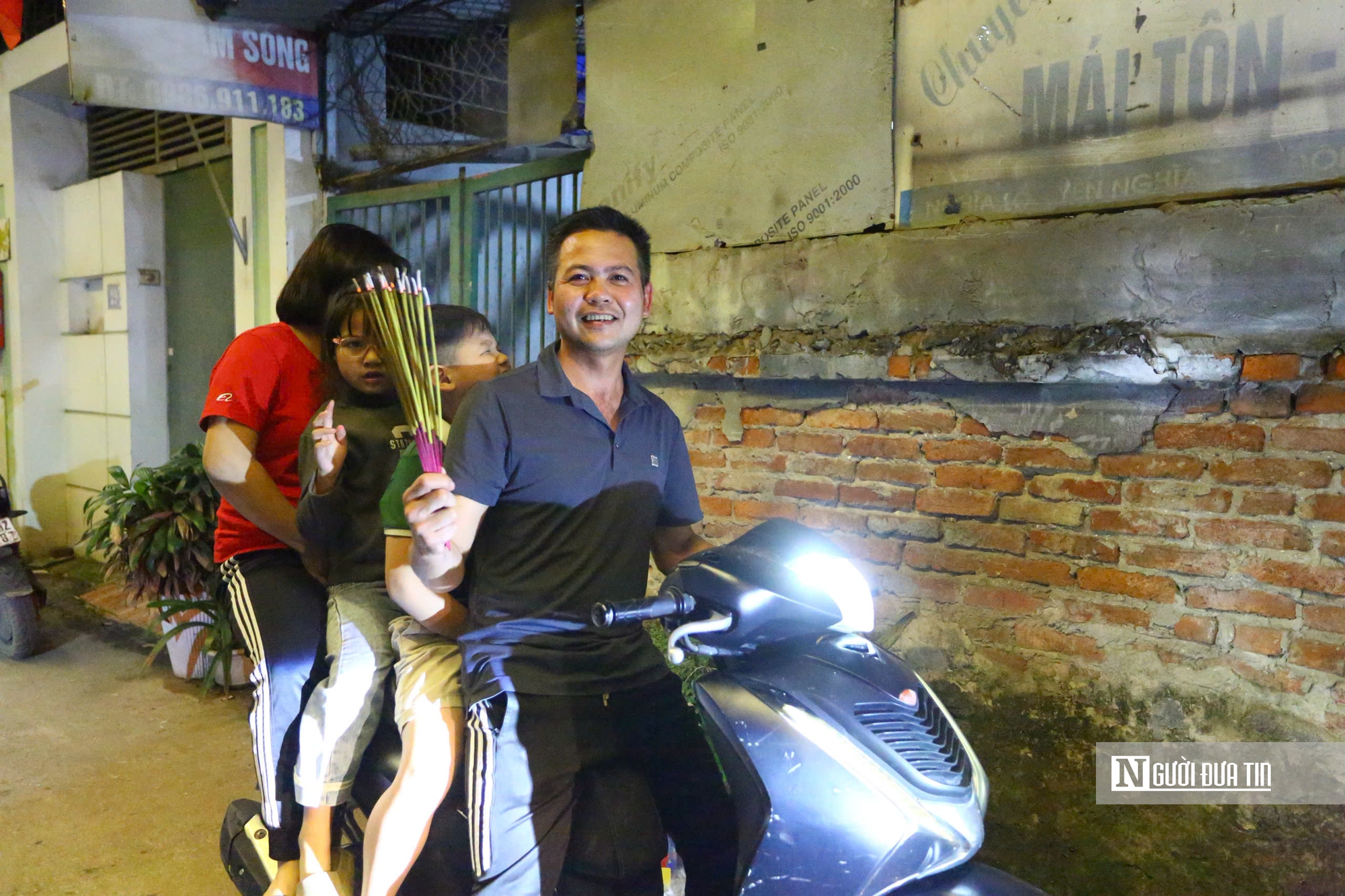 H&agrave;ng trăm người d&acirc;n H&agrave; Nội đổ x&ocirc; đi xin lửa "lấy đỏ" đầu năm- Ảnh 19.